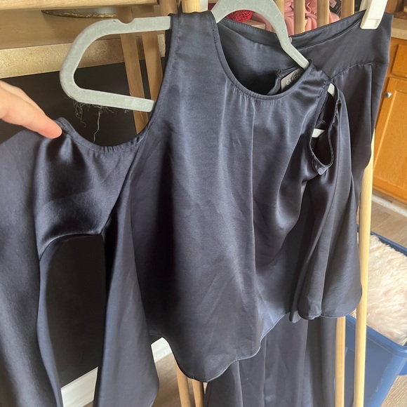 Pretty navy 2 piece - Picture 2 of 3